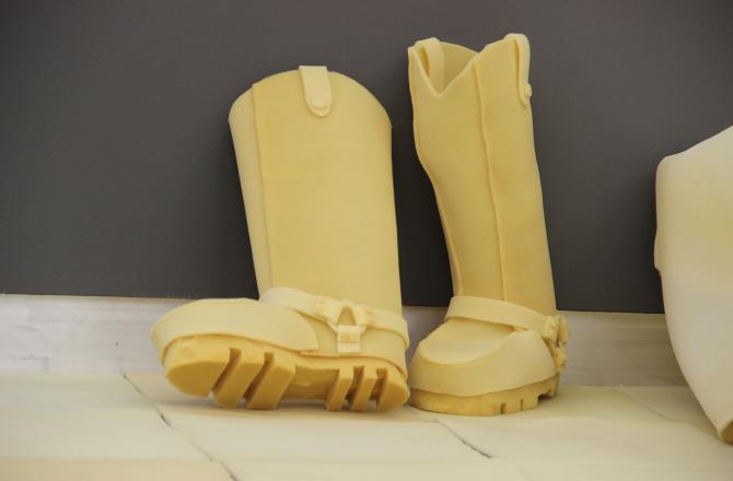 מגפיים, חלק ממיצג DOA של דינה שנהב, מספוג צהוב