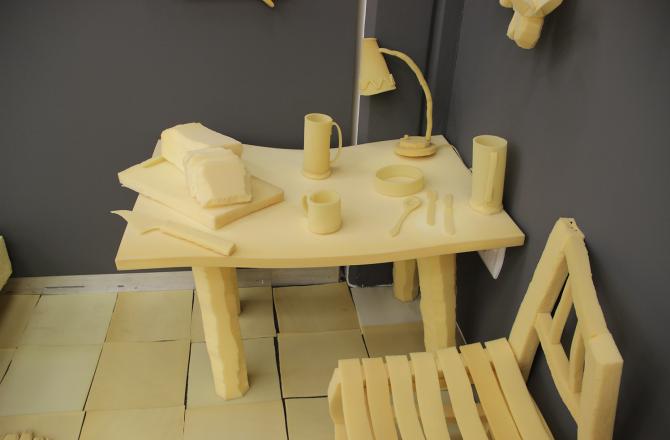 שולחן ערוך וספסל, חלק ממיצג DOA של דינה שנהב, מספוג צהוב