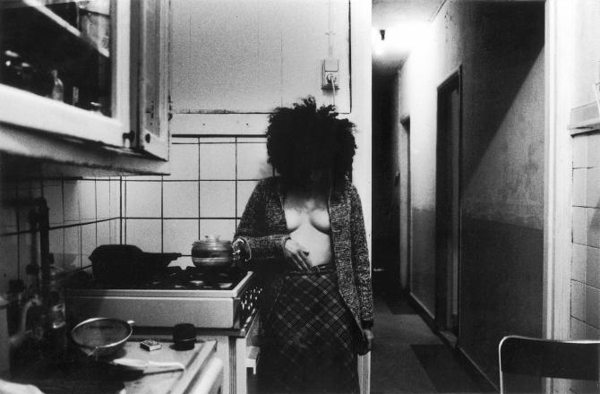 צילום שחור לבן במטבח, אישה צעירה חשופת חזה