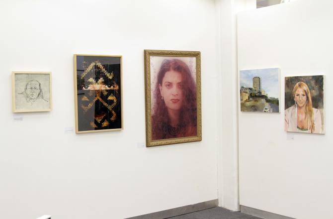 צילומים וציורים בתערוכה שוברות קירות
