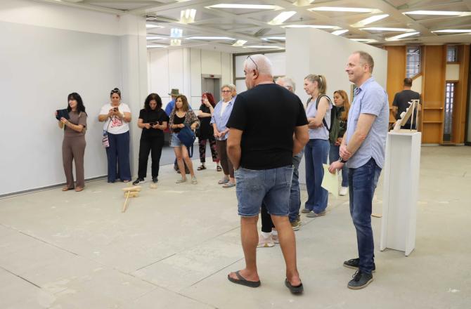 מחזיק לעצמי את היד