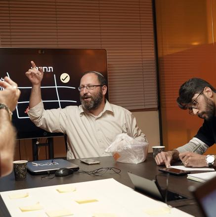 סטודנטים ומרצה במעבדת ח"י ספיר