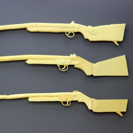 שלושה רובים, חלק ממיצג DOA של דינה שנהב, מספוג צהוב