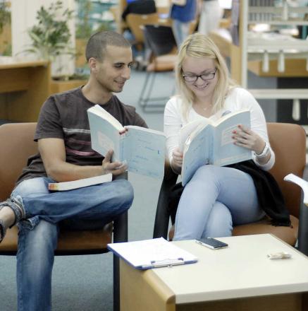 פנים ספרייה עם סטודנטיות וסטודנטים