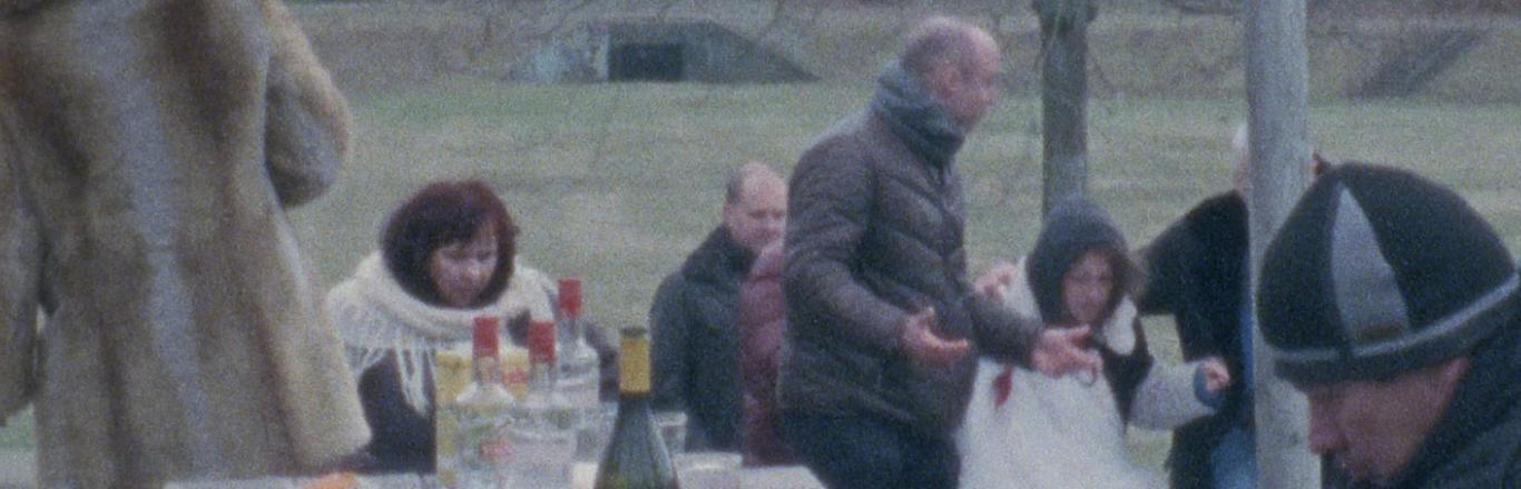 משפחה עושה פיקניק - לחצו לפתיחת הסרטון בחלונית