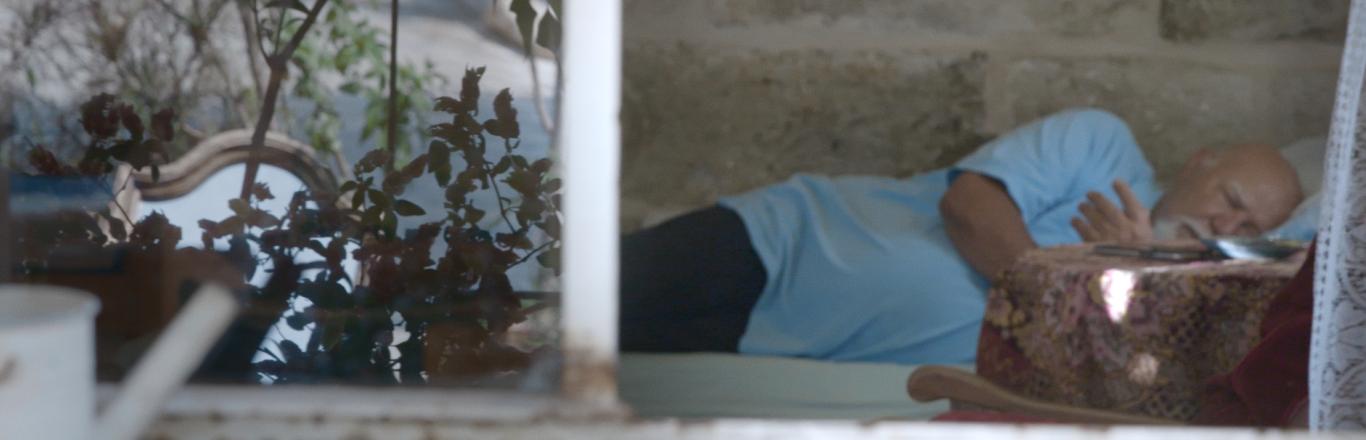 גבר ישן במרפסת - Click to open the video in a popup window