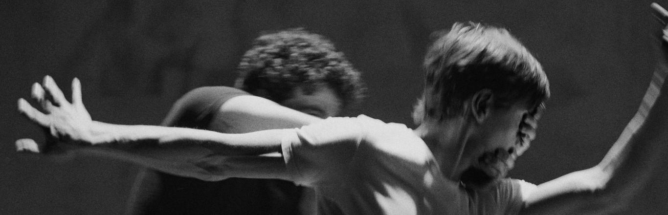 גבר דוחף גבר אחר תוך כדי ריקוד - לחצו לפתיחת הסרטון בחלונית