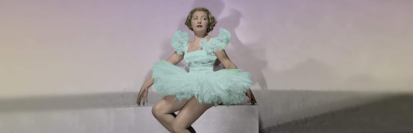 אישה לבושה בבגדי בלט - Click to open the video in a popup window