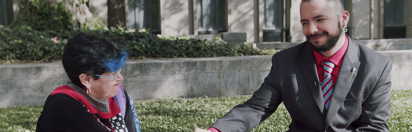 גבר ואישה לוחצים ידיים - לחצו לפתיחת הסרטון בחלונית