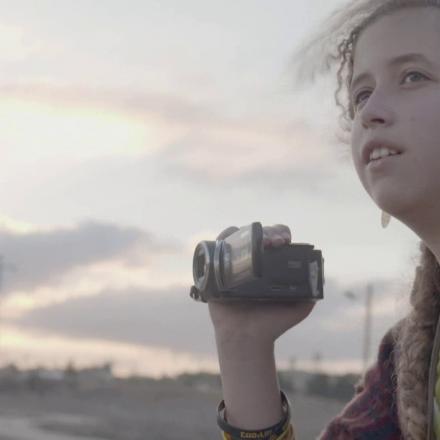 מתוך הסרט "שירה תמה" ילדה מצלמת מתוך מכונית