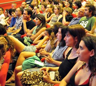 צופות בהקרנת סרטי בוגרים