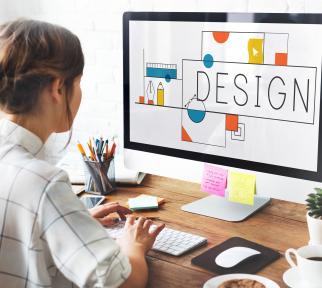 תמונת אילוסטרציה: אישה עובד מול מחשב עם המילה עיצוב על המסך