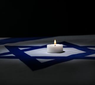 דגל ישראל עם נר זיכרון