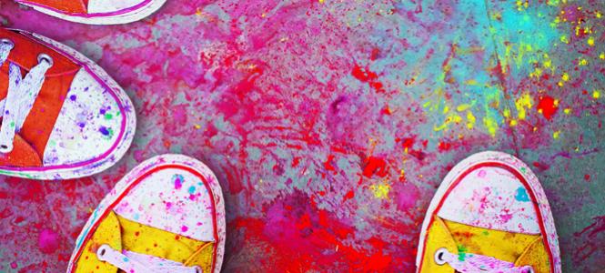 תמונת אילוסטרציה: נעלי אולסטאר ועליהם צבעים