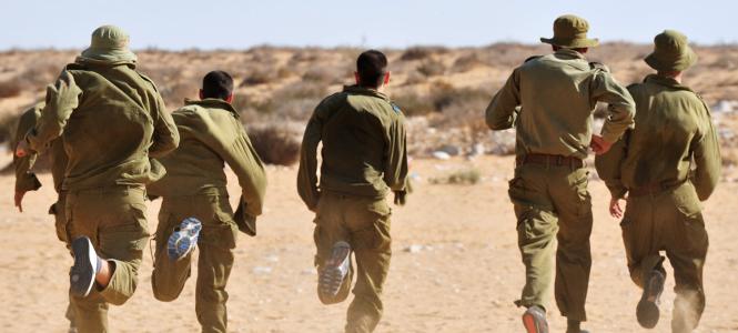 אילוסטרציה: חיילילם רצים מהגב