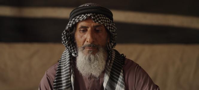 גבר בדואי עם כאפיה על הראש