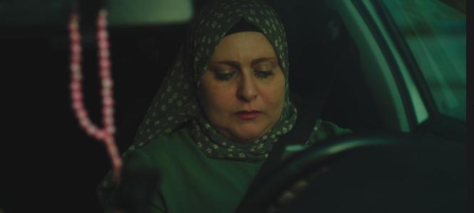 אישה יושבת ברכב