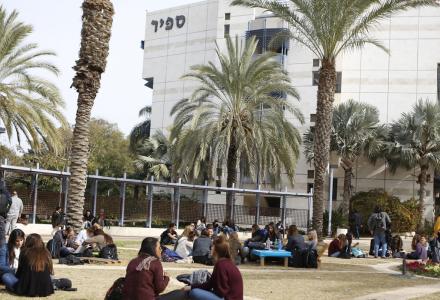 סטודנטים בכיכר המרכזית