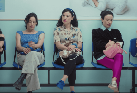 איריס יושבת על ספסל