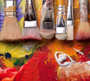 תמונת אילוסטרציה: סדרת מכחולי מסודרים על גבי קנואס מלא בצבעי שמן