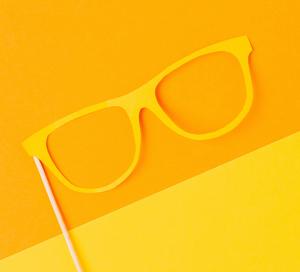 אילוסטרציה: משקפיים צהובות על רקע כתום
