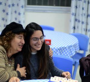 אישה מבוגרת חובקת אישה צעירה