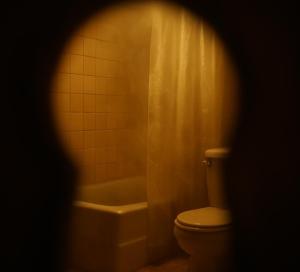 חדר אמבטיה שמצצים אליו דרך עינית