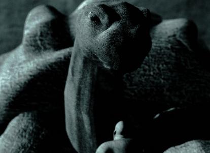 אדם קטן מול דינוזאור גדול