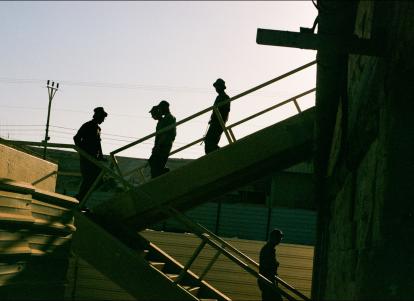 חיילים עולים ויורדים במדרגות