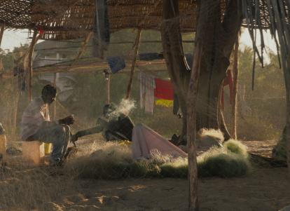 שני גברים יושבים תחת ציליית קש