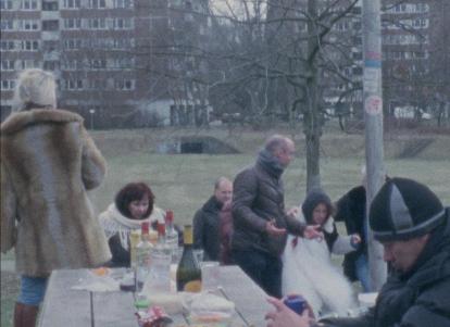 משפחה עושה פיקניק