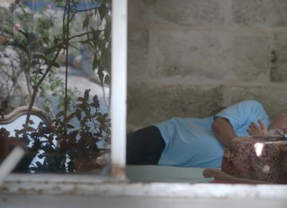 גבר ישן במרפסת