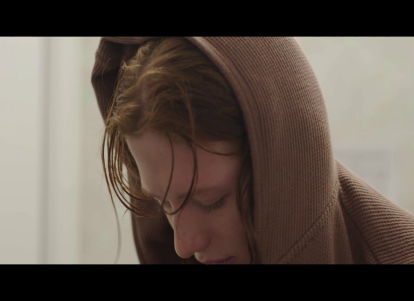 אישה עם קפוצ'ון שמכסה את השיער