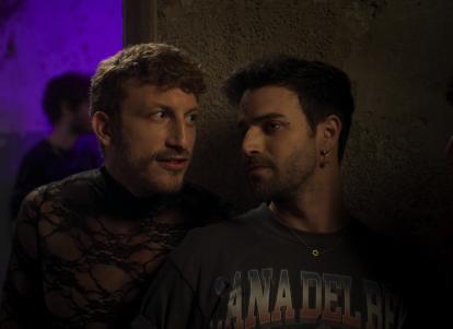 שני גברים מדברים במסיבה